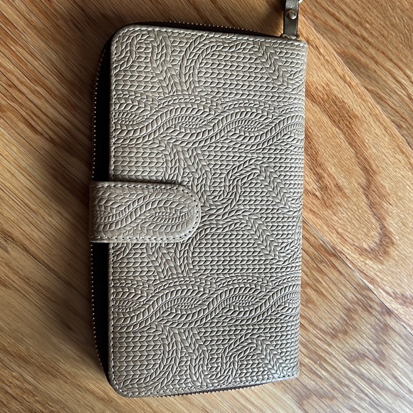 Tous brand new medium tote. Amazing color. Include the wallet. - Picture 6 of 11